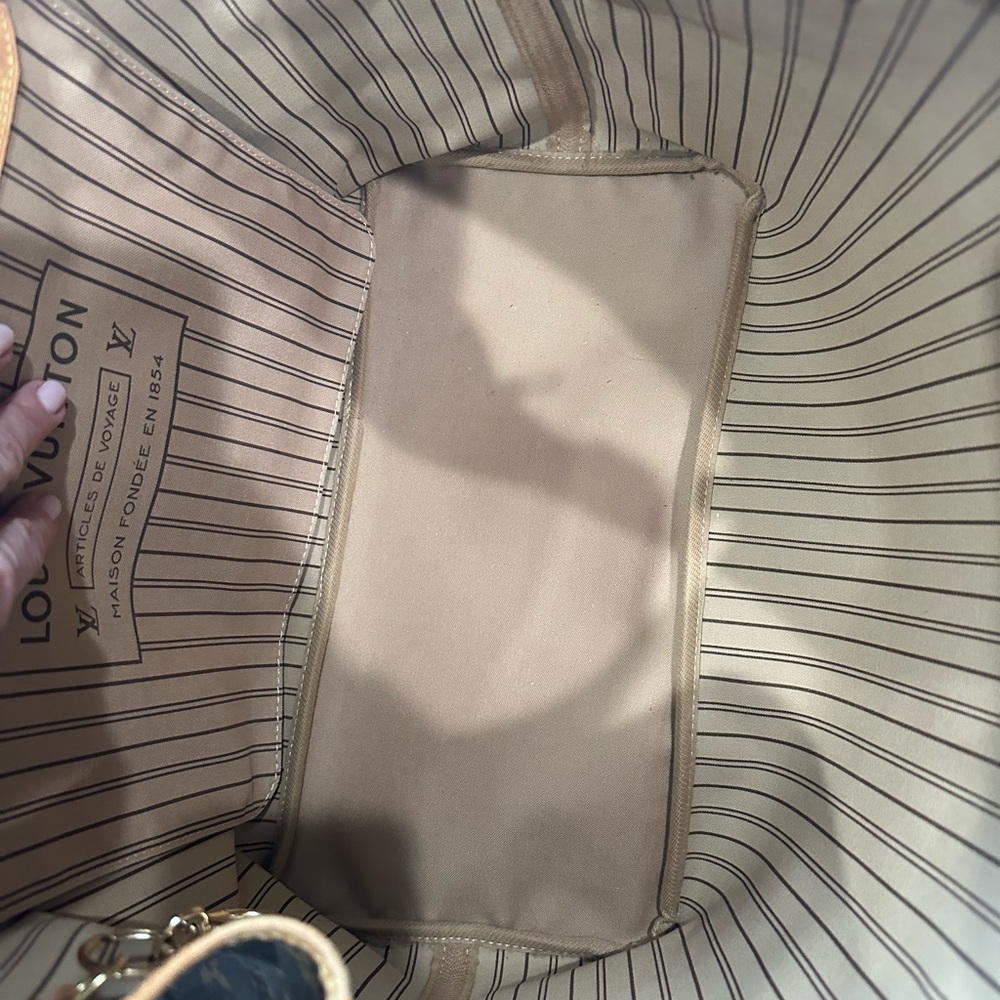 Louis Vuitton Classic Monogram Neverfull GM Tote in Brown - Picture 5 of 6